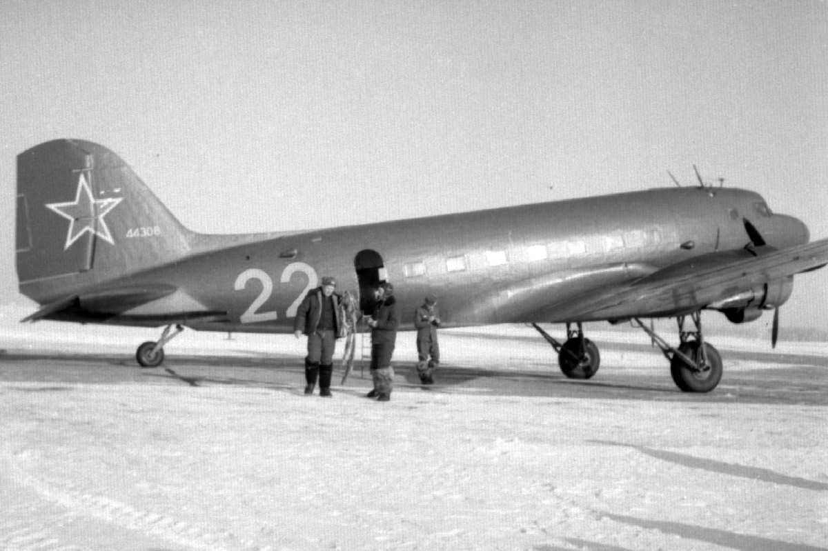 Средний транспортно-пассажирский самолет Ли-2 (ПС-84). - Российская авиация